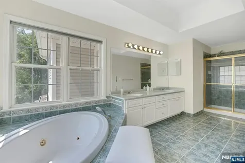 6 Boulder Run Oakland NJ 07436