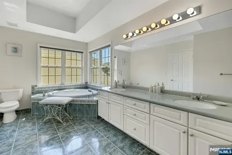 6 Boulder Run Oakland NJ 07436