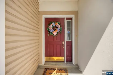 6 Boulder Run Oakland NJ 07436
