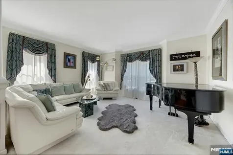 6 Boulder Run Oakland NJ 07436