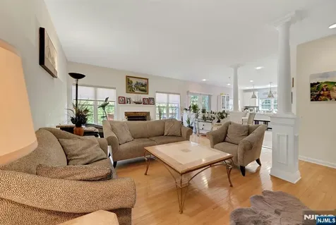 6 Boulder Run Oakland NJ 07436