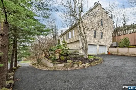 37 Berkshire Road Woodcliff Lake NJ 07677