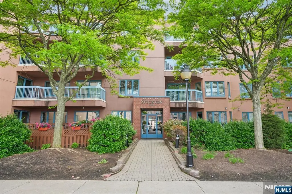 303 Stockton Court Edgewater NJ 07020