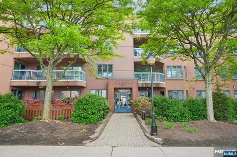 303 Stockton Court Edgewater NJ 07020
