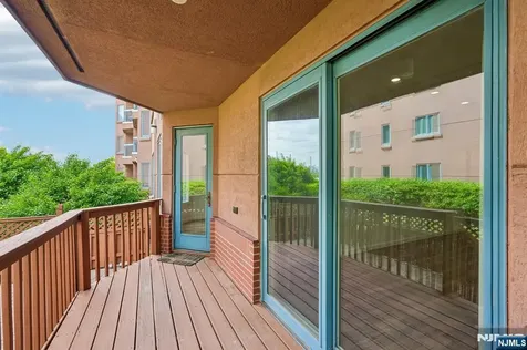 303 Stockton Court Edgewater NJ 07020