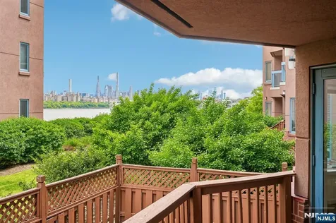 303 Stockton Court Edgewater NJ 07020