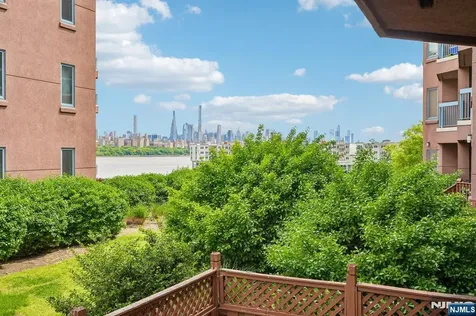 303 Stockton Court Edgewater NJ 07020