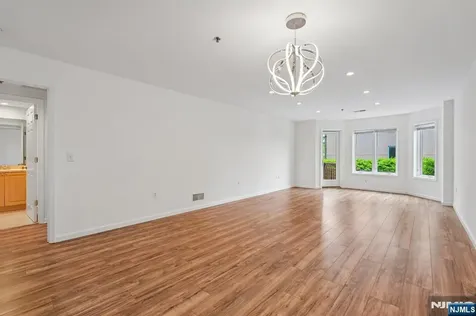 303 Stockton Court Edgewater NJ 07020