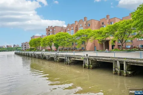 303 Stockton Court Edgewater NJ 07020