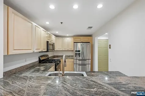 303 Stockton Court Edgewater NJ 07020