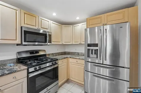 303 Stockton Court Edgewater NJ 07020