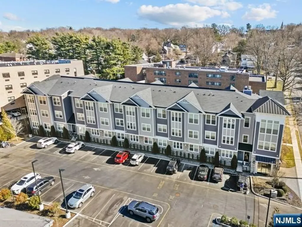 313 Woodland Place Leonia NJ 07605