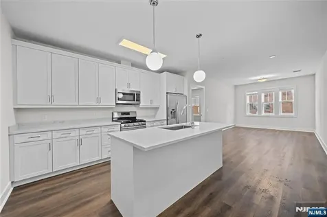 313 Woodland Place Leonia NJ 07605