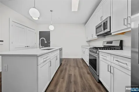 313 Woodland Place Leonia NJ 07605