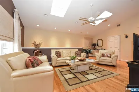 31 Leo Place Lodi NJ 07644