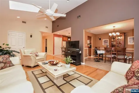 31 Leo Place Lodi NJ 07644