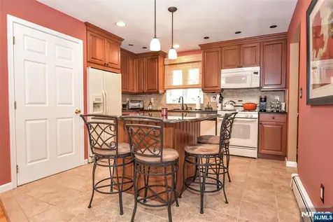 31 Leo Place Lodi NJ 07644