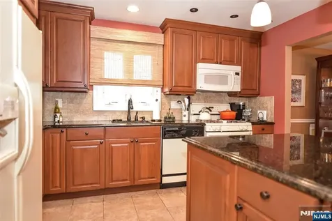 31 Leo Place Lodi NJ 07644