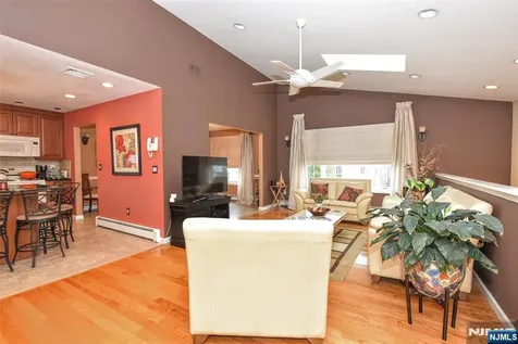 31 Leo Place Lodi NJ 07644