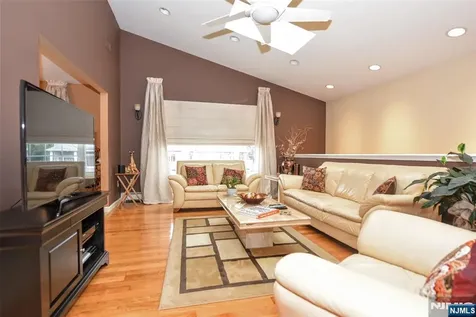 31 Leo Place Lodi NJ 07644