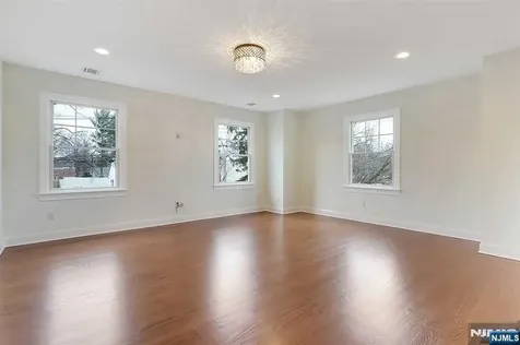 582 Green Valley Road Paramus NJ 07652
