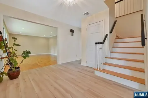 5 Skie Drive Paramus NJ 07652