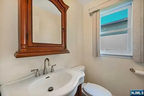 5 Skie Drive Paramus NJ 07652