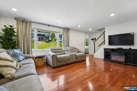 21 Howard Place Waldwick NJ 07463