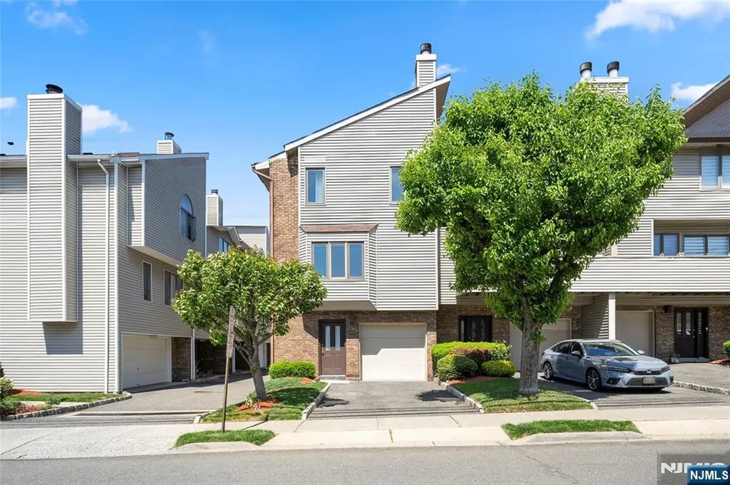 161 Roosevelt Place Palisades Park NJ 07650