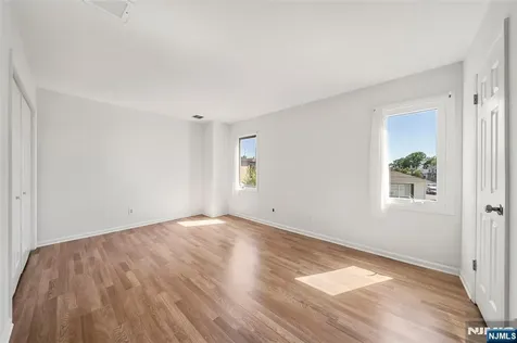 161 Roosevelt Place Palisades Park NJ 07650
