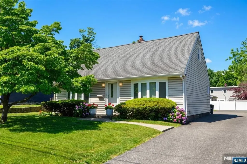 9 Pine Street Midland Park NJ 07432