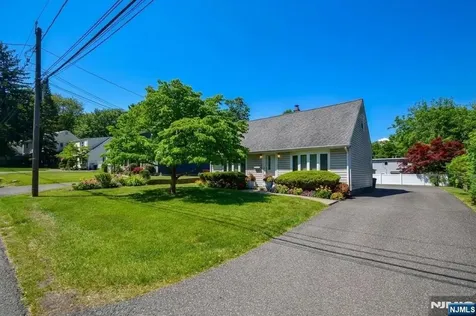 9 Pine Street Midland Park NJ 07432