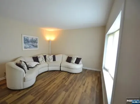 9 Pine Street Midland Park NJ 07432