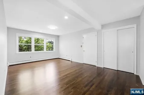 24 Van Vliet Court Clifton NJ 07013