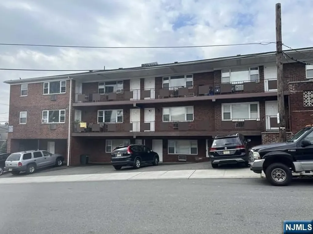 206 Riverview Place Cliffside Park NJ 07010