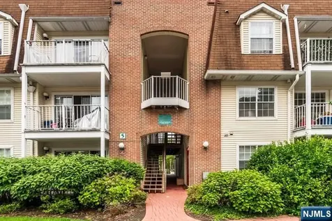 400 Crown Court Edgewater NJ 07020