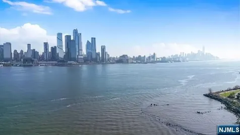 150 Henley Place Weehawken NJ 07086