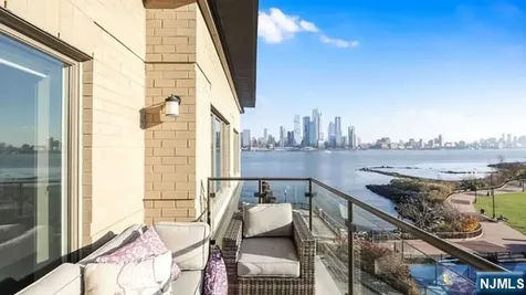 150 Henley Place Weehawken NJ 07086