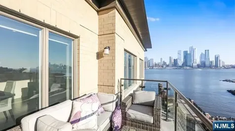 150 Henley Place Weehawken NJ 07086