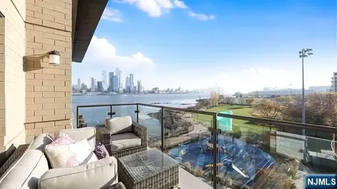150 Henley Place Weehawken NJ 07086