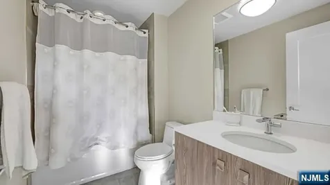 150 Henley Place Weehawken NJ 07086