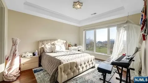 150 Henley Place Weehawken NJ 07086
