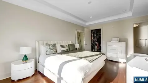 150 Henley Place Weehawken NJ 07086