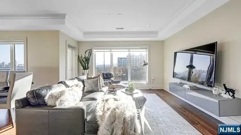 150 Henley Place Weehawken NJ 07086