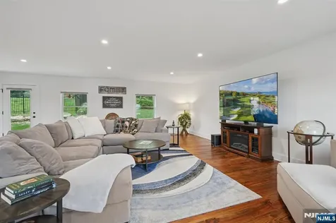 8 Sutton Road Hopatcong NJ 07843
