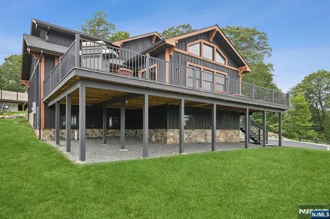 8 Sutton Road Hopatcong NJ 07843