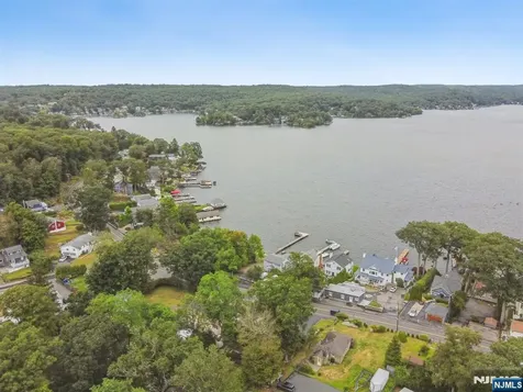 8 Sutton Road Hopatcong NJ 07843