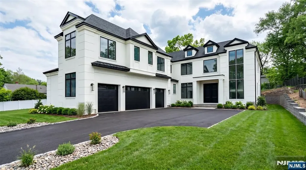 196 Midwood Road Paramus NJ 07652