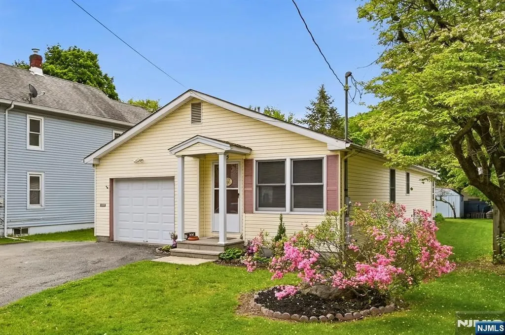 15 Orchard Street Bloomingdale NJ 07403