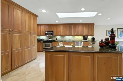 110 Winding Creek Old Tappan NJ 07675